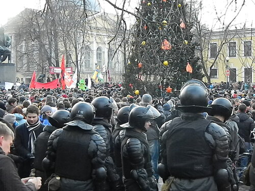 Заполнена народом. Митинг 2011 году на Пионерской площади в Санкт-Петербурге. Митинг 2011 декабрь СПБ Пионерская площадь.